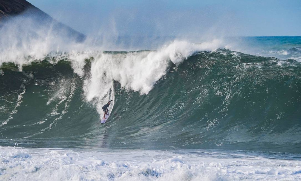 O surfista Gabriel Sampaio desliza sobre a pesada onda de Itacoatiara Foto: Divulgação / Matheus Couto