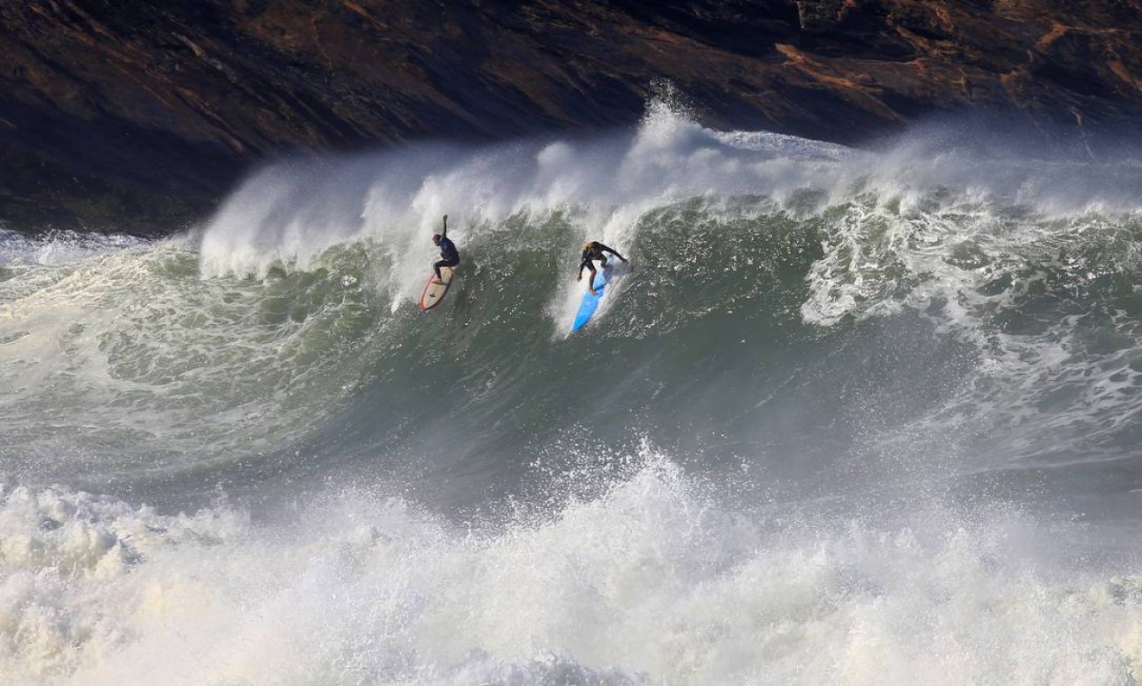 Surfistas disputam onda que se formou durante a ressaca em Itacoatira Foto: Tony Dandrea / Divulgação