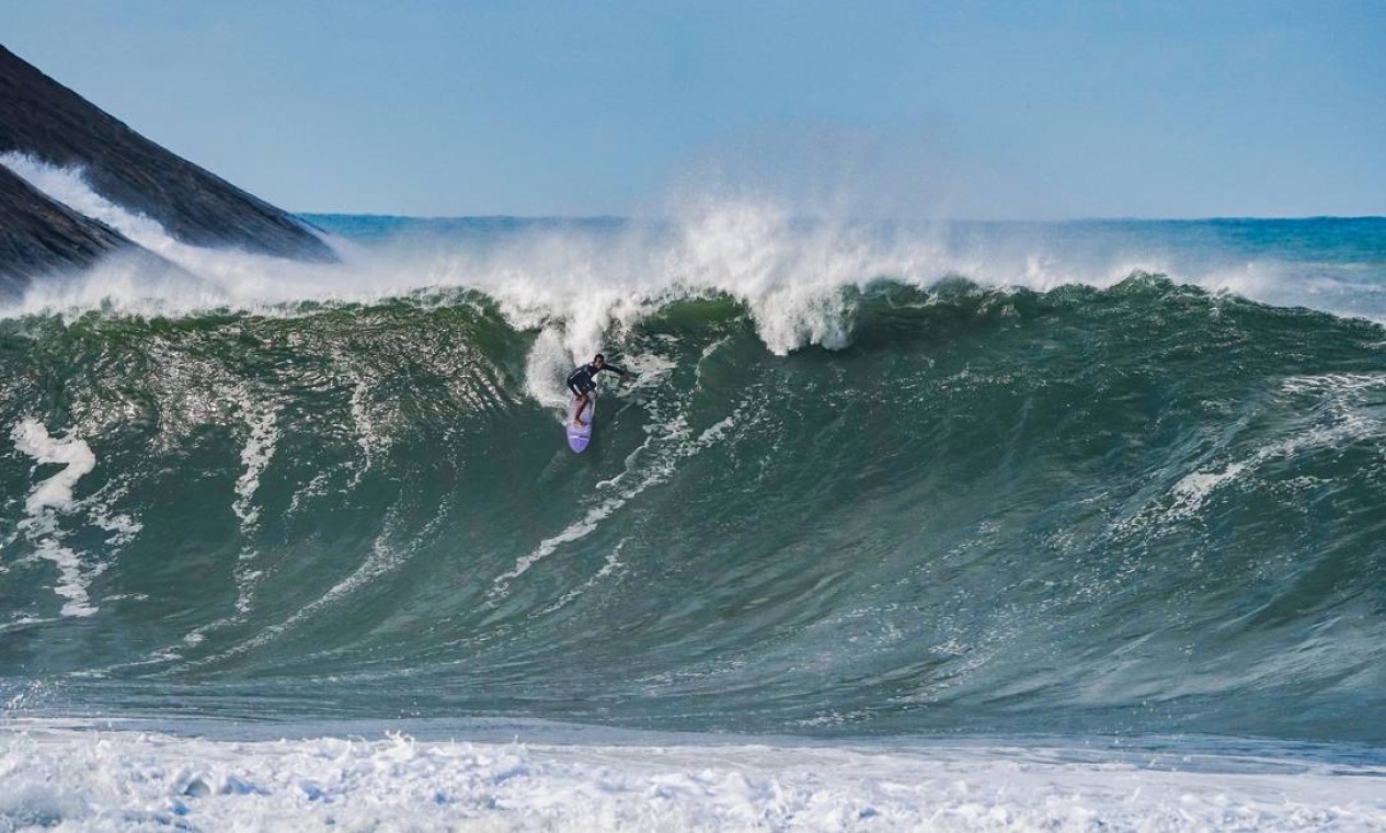 O niteroiense Gabriel Sampaio desce uma ds ondas que quebraram em Itacoatiara durante a ressaca Foto: Matheus Couto / Divulgação