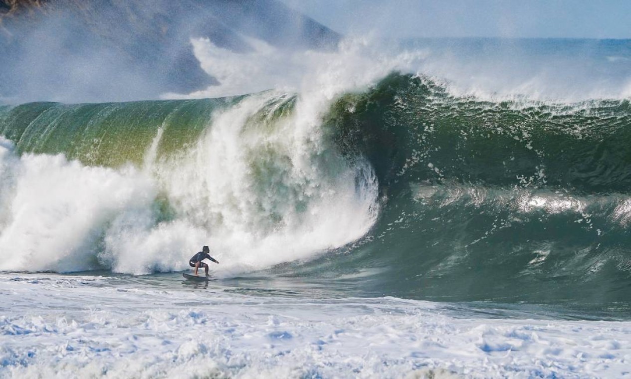 Depois de surfar a onda, o niteroiense Gabriel Sampaio encara a massa d’água que vem quebrando em sua direção Foto: Matheus Couto / Divulgação