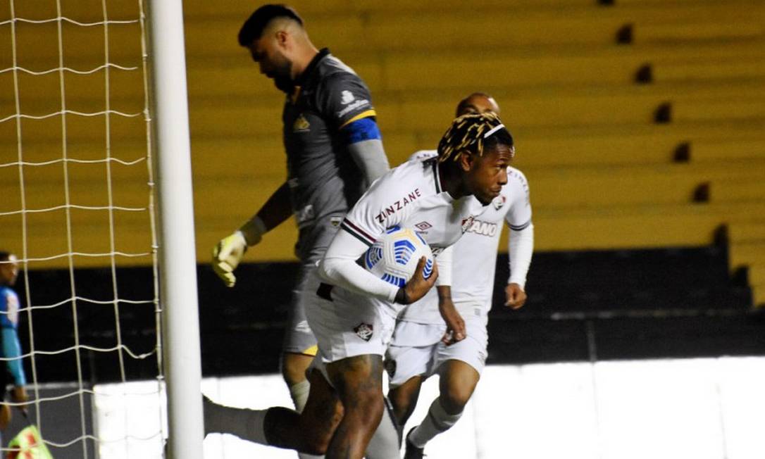 Abel Hernández marcou de pênalti e evitou vantagem maior do Criciúma para o jogo de volta Foto: Mailson Santana / Fluminense