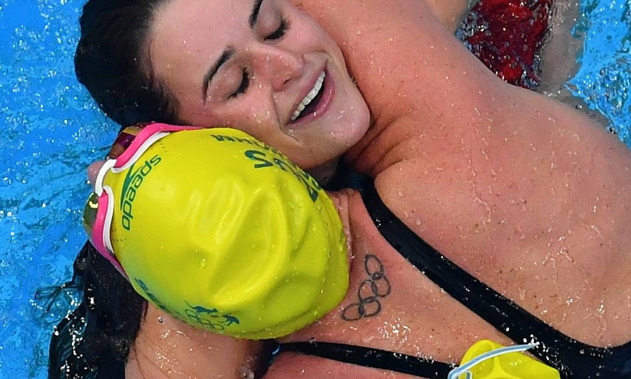 Emily Seebohm, da Austrália, e sua tatuagem dos arcos olímpicos desenhado nas costas Foto: FRANCOIS-XAVIER MARIT / AFP