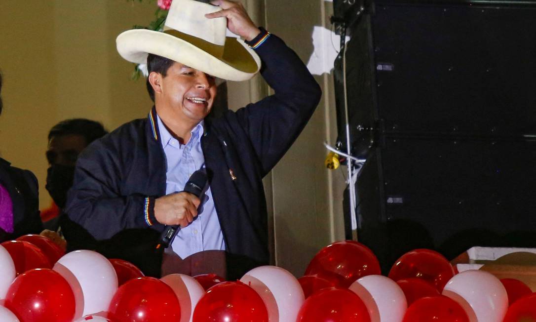 Pedro Castillo, presidente eleito do Peru, comemorando durante encontro com partidários do Peru Livre antes de receber as credenciais de seu mandato Foto: GIAN MASKO / AFP