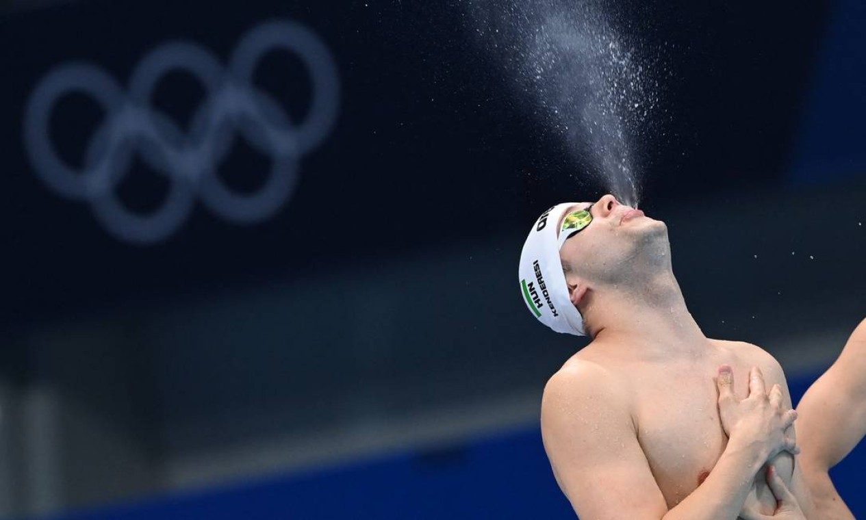 O nadador húngaro Tamas Kenderesi cospindo água antes da semifinal do masculino de natação borboleta 200m Foto: ATTILA KISBENEDEK / AFP