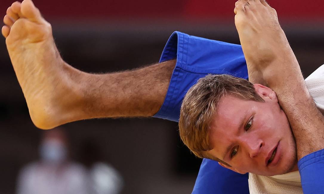 O belga Matthias Casse (branco) e o porto-riquenho Adrian Gandia na rodada de eliminação de 81kg do judô masculino Foto: JACK GUEZ / AFP