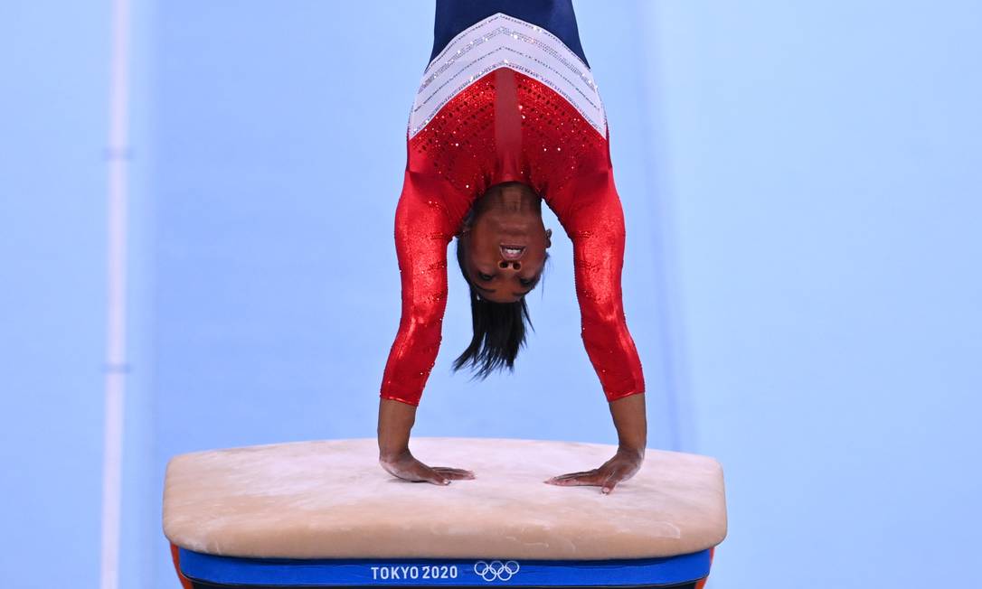 Simone Biles em ação nos Jogos Olímpicos de Tóquio Foto: DYLAN MARTINEZ / REUTERS