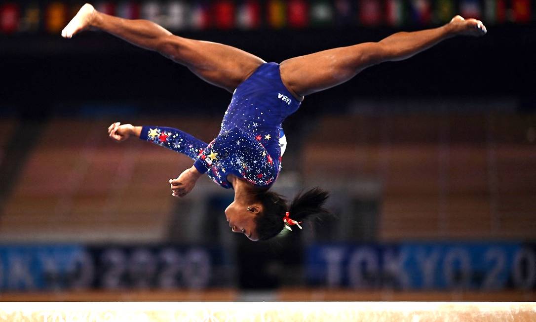 Simone Biles em ação nos Jogos Olímpicos de Tóquio Foto: LOIC VENANCE / AFP