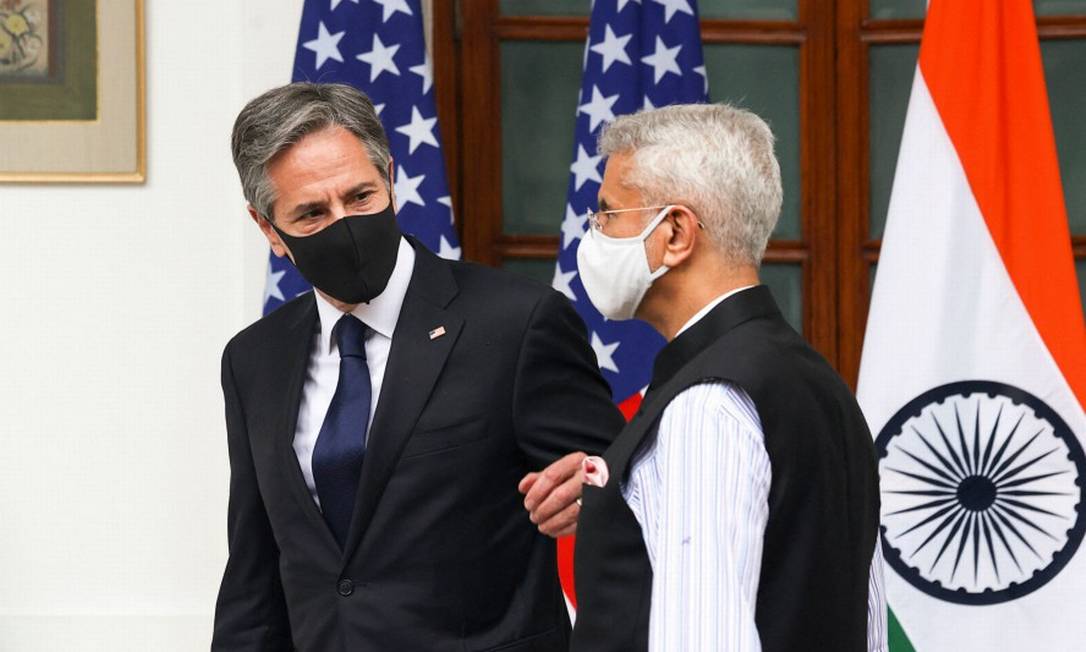 Secretário de Estado dos EUA, Antony Blinken, é recebido em Nova Délhi por seu par chinês, Subrahmanyam Jaishankar Foto: JONATHAN ERNST / AFP