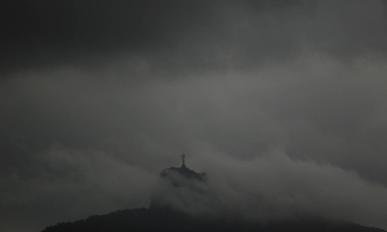 Uma forte frente fria vai avançar sobre o Brasil na última semana de julho - Cristo sobre nuvens Foto: Fabiano Rocha / Agência O Globo