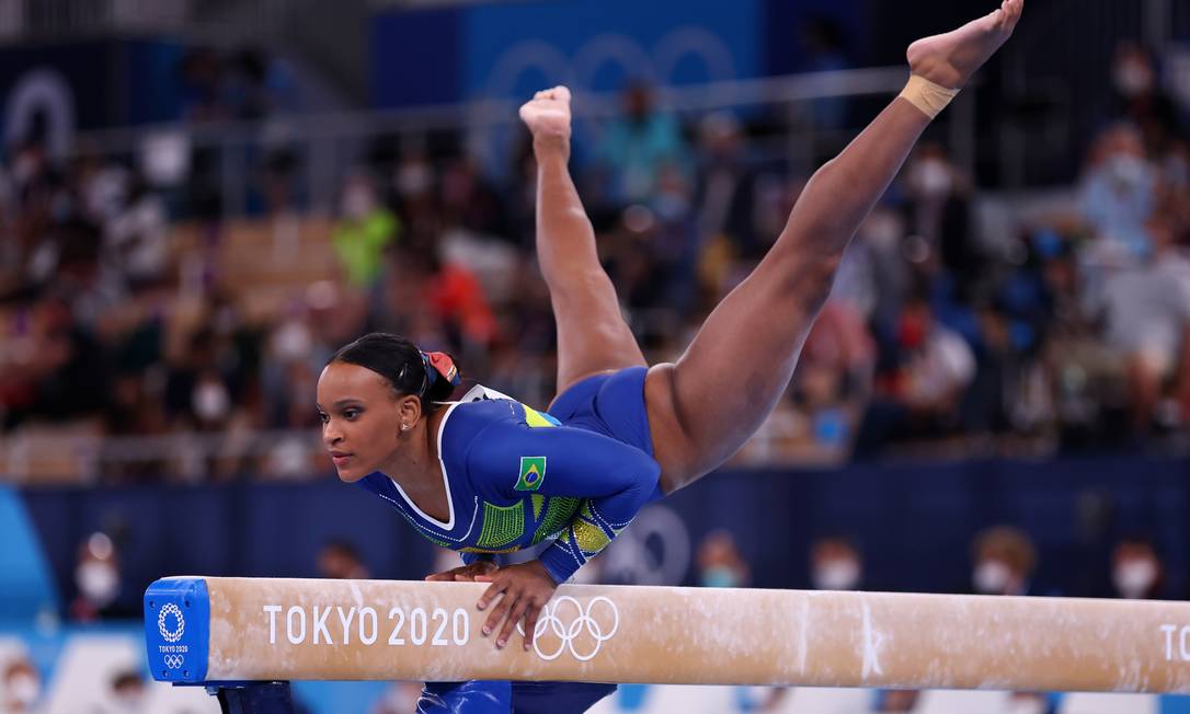 No terceiro aparelho, a trave, Rebeca manteve ótimo desempenho e fez uma apresentação irretocável, sem desequilíbrios graves e com chegada firme Foto: MIKE BLAKE / REUTERS
