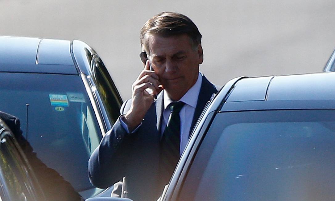 Presidente da República Jair Bolsonaro após conversar com apoiadores nesta manhã, sai do Palácio do Alvorada a caminho do Palácio do Planalto. Foto: Cristiano Mariz/Agência OGlobo