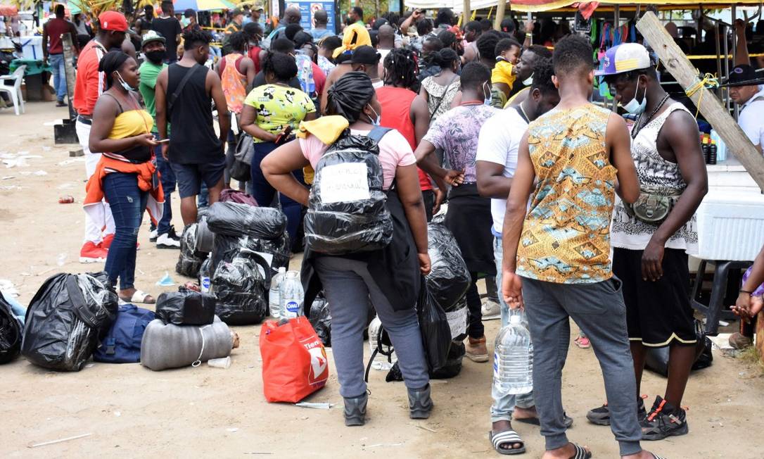 Imigrantes majoritariamente haitianos estão presos em cidade colombiana de Necoclí, aguardando barcos para cruzar até o Panamá e seguir viagem para a América do Norte Foto: DAVID CUELLO / AFP/28-7-21