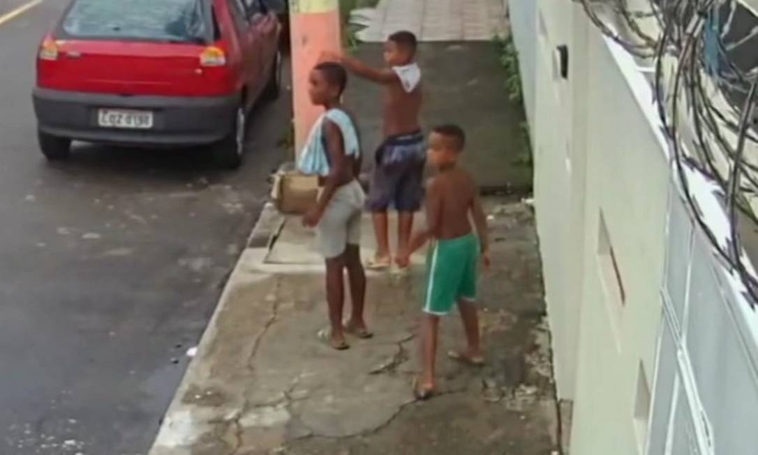 Os meninos Lucas Matheus, de 8 anos, o primo dele, Alexandre da Silva, de 10 e Fernando Henrique, de 11, em imagem de câmera de segurança. Meninos sumiram no dia 27 de dezembro Foto: Reprodução