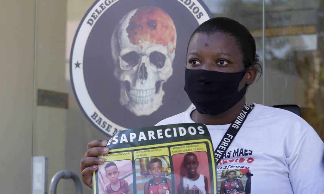 Jana Jéssica, mãe de Alexandre, com cartaz dos meninos durante reunião com o Ministério Público, no início de julho. Famílias esperam por resposta até hoje Foto: Domingos Peixoto / Agência O Globo - 10/07/2021