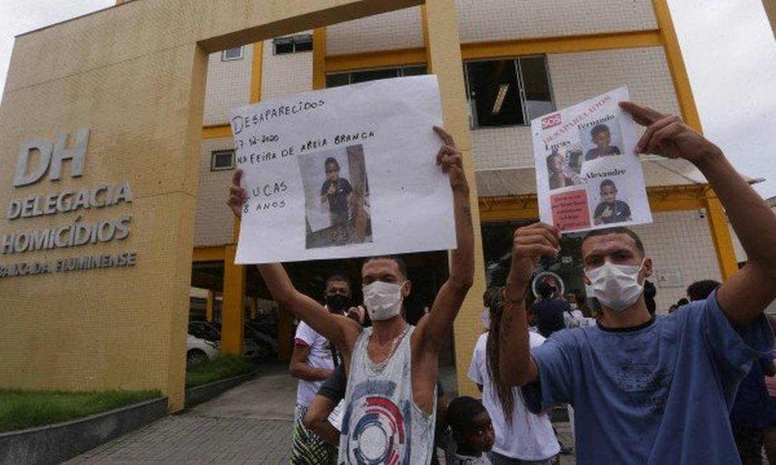 Familiares e vizinhos durante protesto em Belford Roxo, na Baixada, uma semana após as três crianças terem desaparecido. Falta de notícias sobre as crianças é a principal causa de angústia para as famílias Foto: Agência O Globo