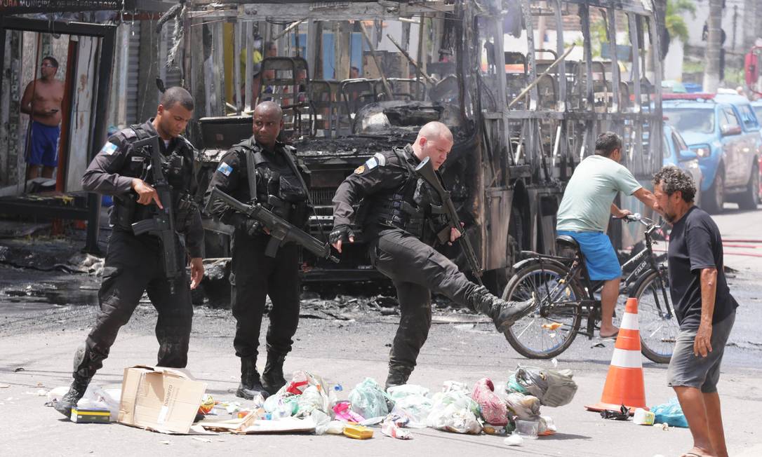 No dia 12 de janeiro, parentes e moradores do bairro fizeram um protesto para cobrar celeridade na investigação. Um ônibus foi incendiado e a rua da delegacia foi fechada por lixeiras e pedaços de madeira. Policiais militares foram chamados para conter os manifestantes Foto: Cléber Júnior / Agência O Globo