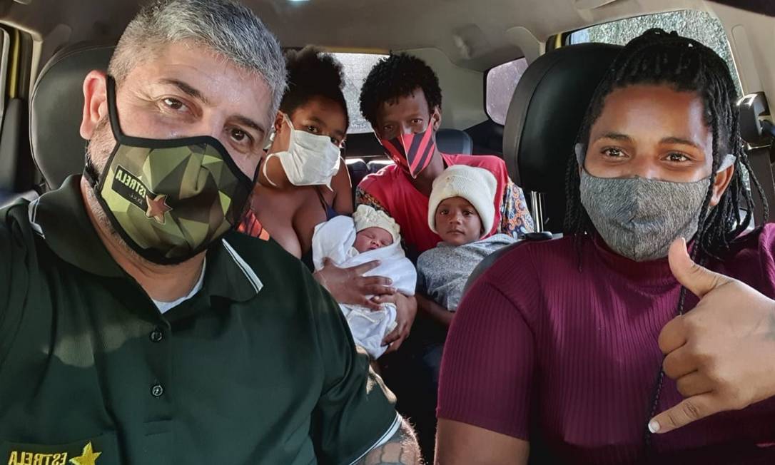 Marcelo levou para a casa Nicole e sua família: a menina nasceu no banco traseiro do táxi Foto: Álbum de família