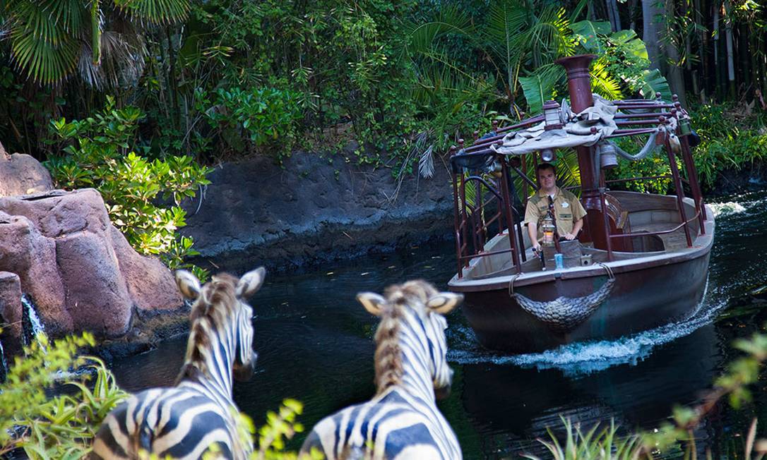 Barquinho da atração Jungle Cruise, uma das mais clássicas dos parques da Disney, que simula uma viagem por rios e florestas tropicais Foto: Disney Parks / Reprodução
