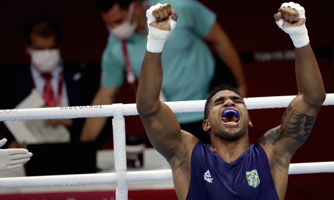 Abner Teixeira comemora a vitória sobre o jordaniano Hussein Iashaish, que garantiu ao menos um bronze para o Brasil no boxe olímpico Foto: UESLEI MARCELINO / REUTERS