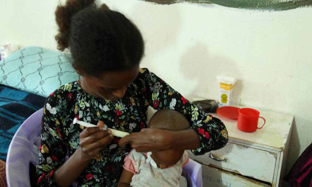 Brkti Gebrehiwot, mulher de 20 anos, alimenta seu filho Aamanuel Merhawi, uma das crianças que sofrem com a desnutrição em Tigré Foto: GIULIA PARAVICINI / REUTERS