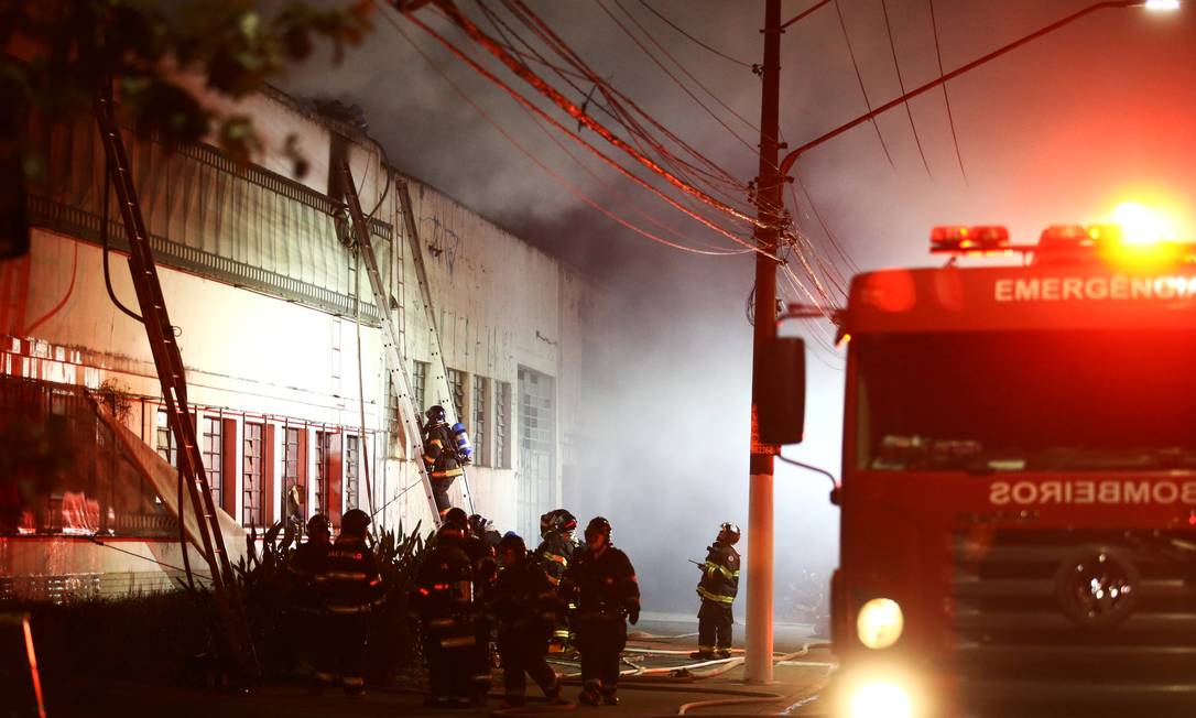 Bombeiros combatem incêndio na Cinemateca Brasileira Foto: CARLA CARNIEL / REUTERS