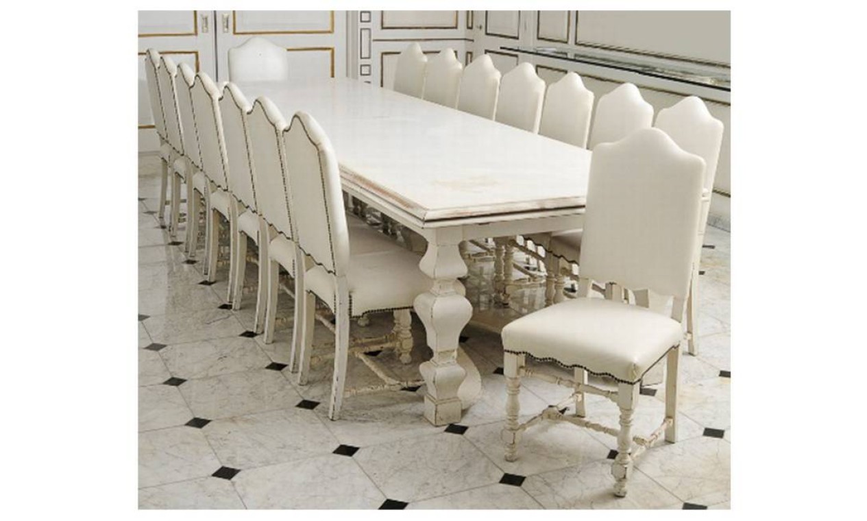 Sua sala de jantar é espaçosa? Esse conjunto de mesa e 16 cadeiras em madeira maciça estava saindo por R$ 3 mil até sexta Foto: Reprodução / Leiloeira Andréa Diniz