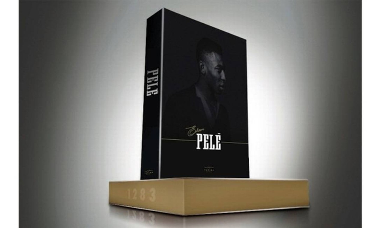 Livro com fotos históricas de Pelé, que só teve 1.283 edições impressas, tem lance mínimo de R$ 2 mil Foto: Reprodução / Leslie Diniz Leilões