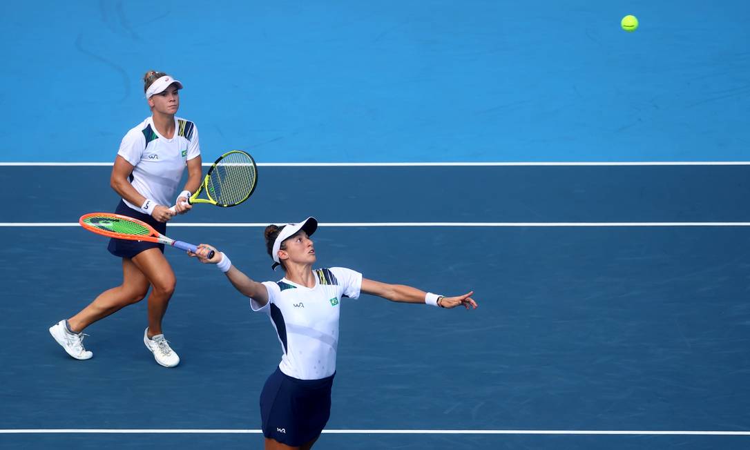 Laura Pigossi e Luisa Stefani faturaram a primeira medalha olímpica do tênis brasileiro na história. A dupla conquistou o bronze ao vencer, numa virada emocionante, as tenistas Veronika Kudermetova e Elena Vesnina , do comitê russo Foto: YARA NARDI / REUTERS