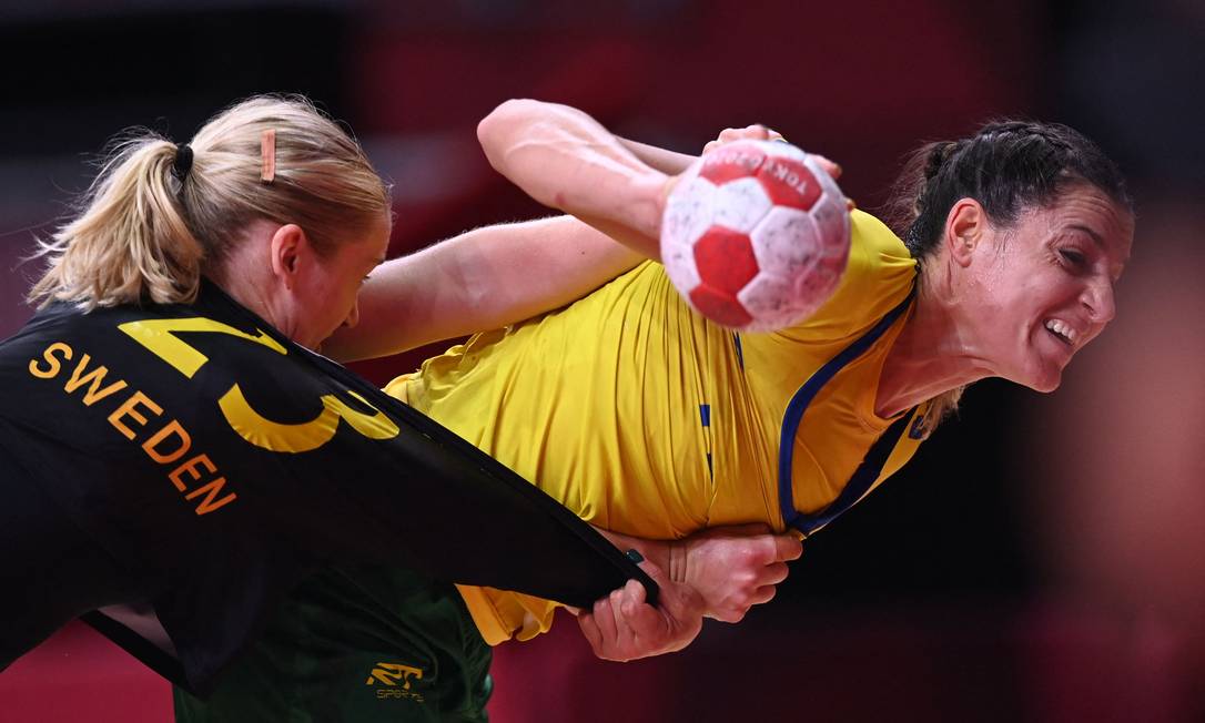 A seleção brasileira feminina de handebol foi derrotada pelas suecas por 33 a 31. As brasileiras fizeram um jogo de igual pra igual contra a líder do grupo. Elas voltam à quadra no domingo e precisam vencer na última rodada para seguir nos Jogos de Tóquio Foto: DANIEL LEAL-OLIVAS / AFP