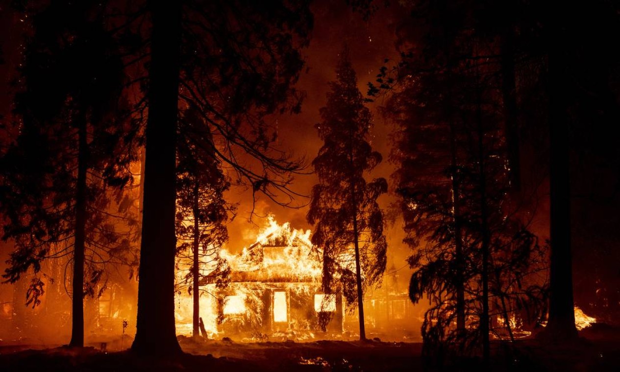 Uma casa queima enquanto as chamas do incêndio Dixie corta o bairro de Indian Falls, na Califórnia, EUA Foto: JOSH EDELSON / AFP