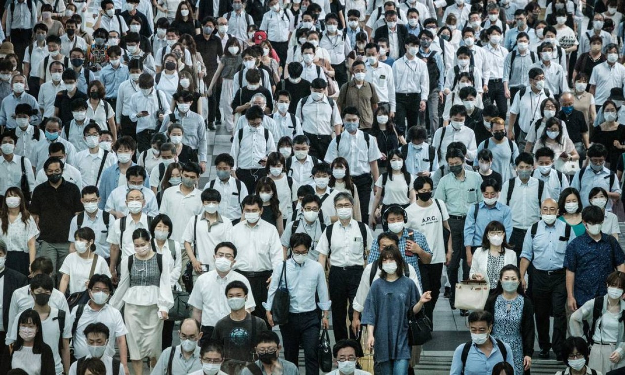 Passageiros usam máscaras em uma estação de trem em Tóquio, um dia depois que a cidade relatou um recorde de 2.848 novos casos diários de Covid-19 Foto: YASUYOSHI CHIBA / AFP