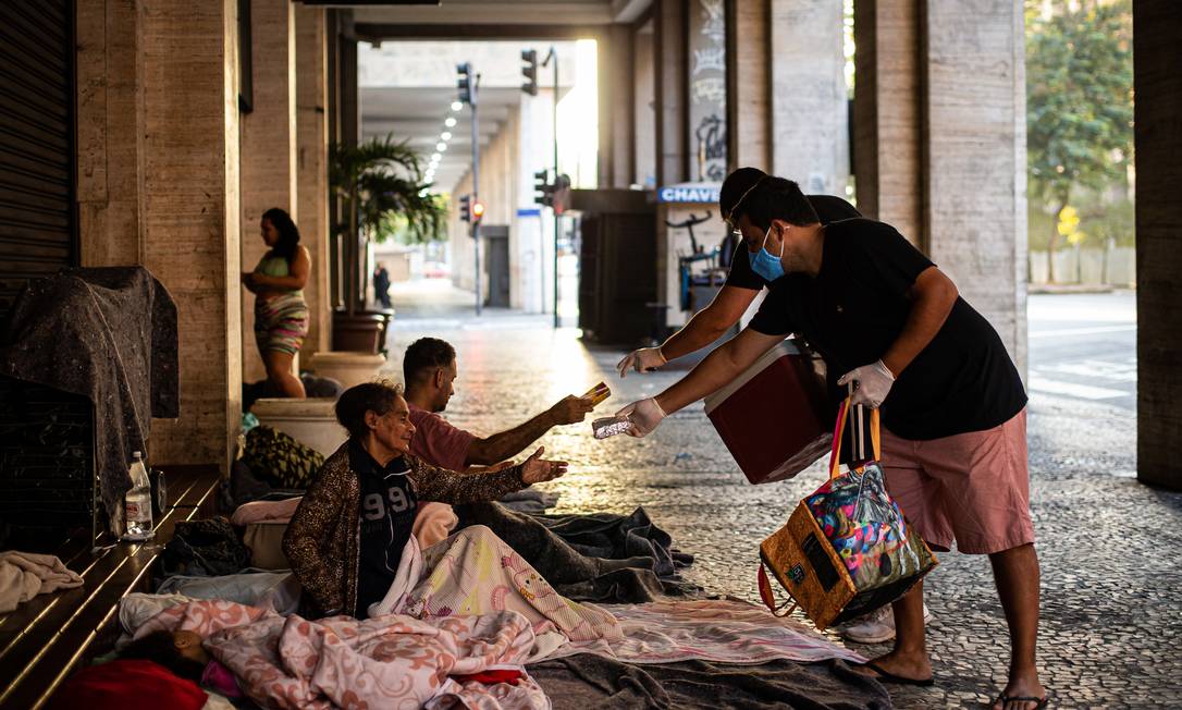 Amigos criaram o projeto Liga Du Bem, que distribui alimento para pessoas em situação de rua Foto: Hermes de Paula / Agência O Globo