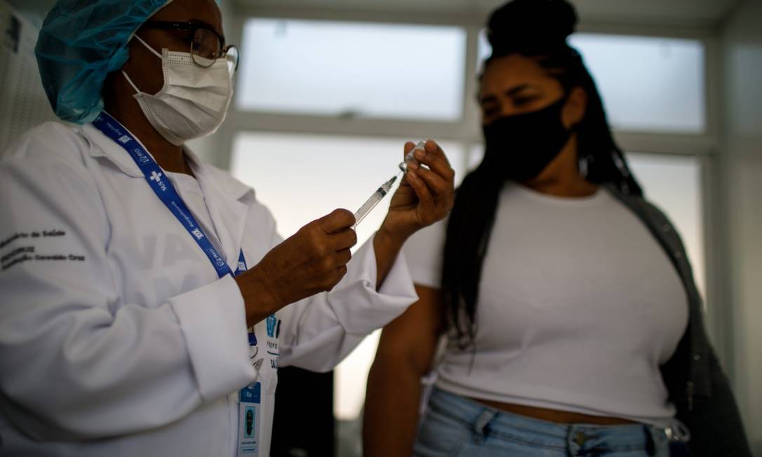 Moradores da Maré com idade entre 18 e 33 anos são vacinados em mutirão para pesquisa sobre imunização em massa Foto: Brenno Carvalho / Agência O Globo