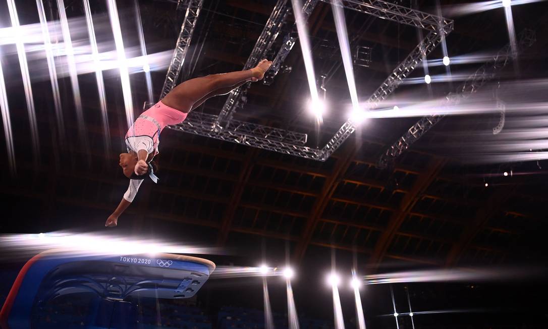 Rebeca Andrade voa no solo para conquistar a medalha de ouro Foto: LOIC VENANCE / AFP