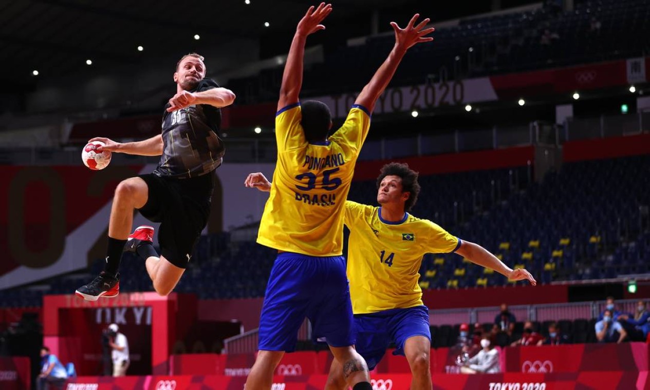 A seleção brasileira de handebol masculino perdeu para a Alemanha por 29 a 25, encerrando sua participação na Olimpíada de Tóquio Foto: SIPHIWE SIBEKO / REUTERS