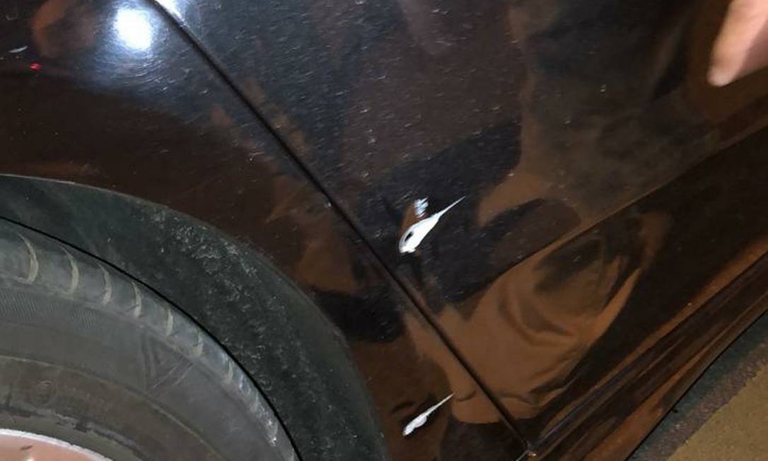 O carro do parlamentar ficou com marcas de disparos Foto: Divulgação