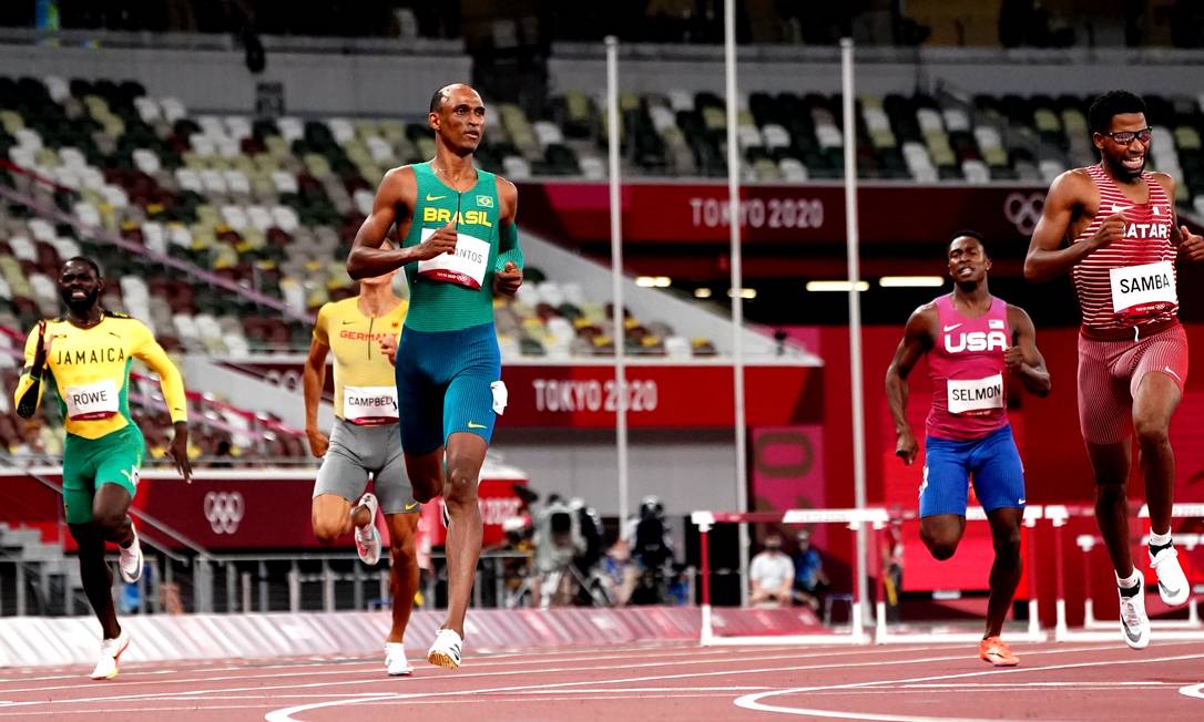 Alison dos Santos durante prova, em Tóquio Foto: LUCY NICHOLSON / REUTERS