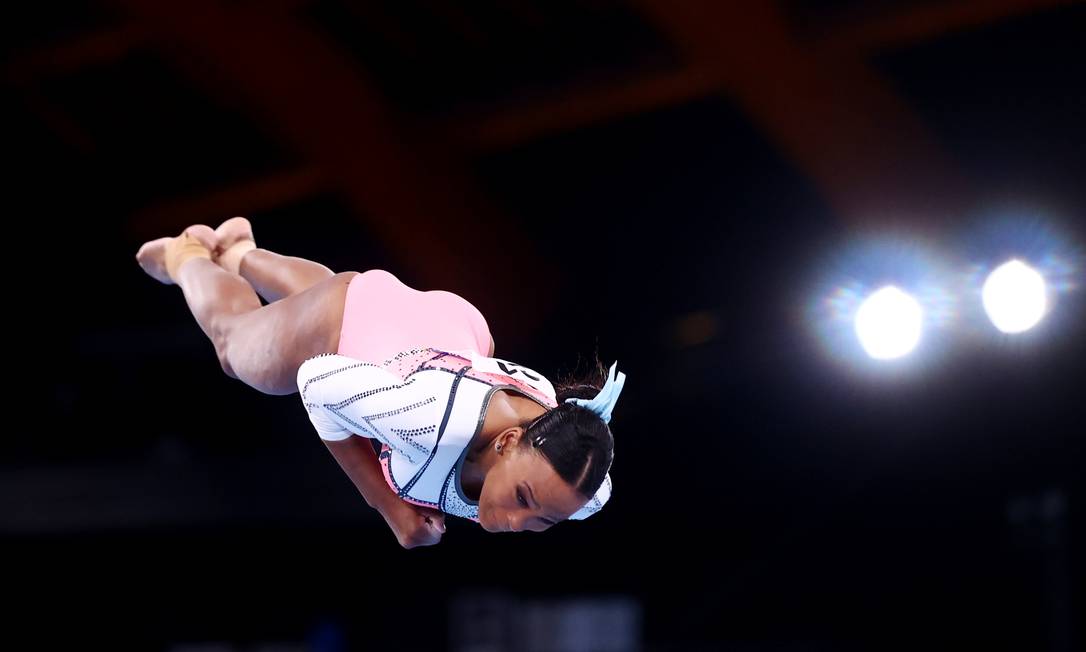 Rebeca Andrade compete na final do salto Foto: LINDSEY WASSON / REUTERS