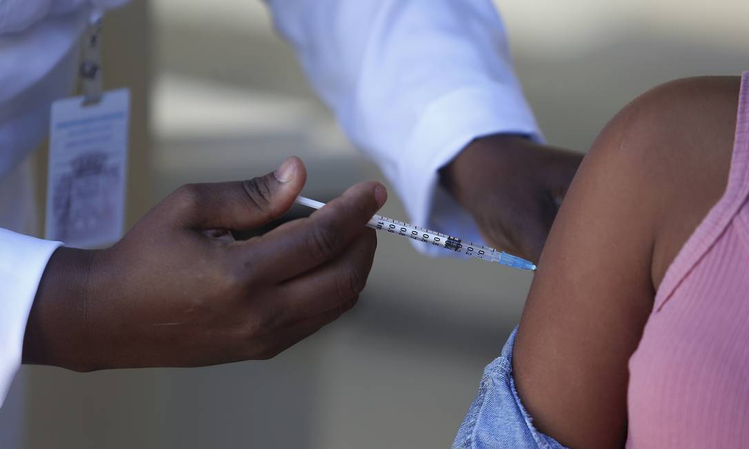 Enfermeira vacina adolescente em Paquetá, que teve os primeiros menores imunizados contra a Covid-19 na cidade. Foto: Fabiano Rocha / Agência O Globo