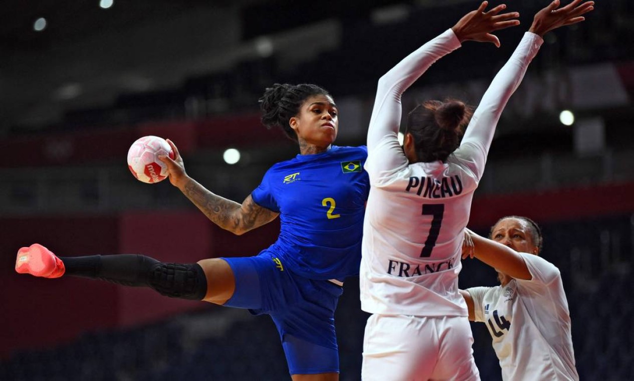 A seleção feminina de handebol perdeu para a França por 29-22 e está eliminada das Olimpíadas Foto: FRANCK FIFE / AFP