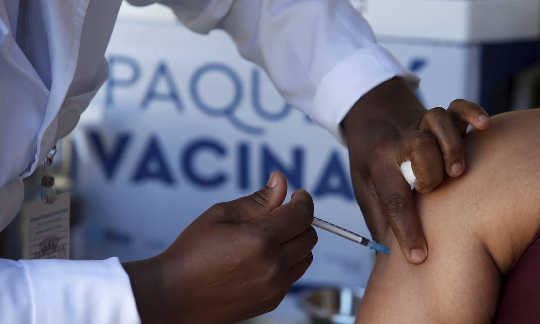 Vacinação de adolescentes em Paquetá, no Rio de Janeiro Foto: Fabiano Rocha / Agência O Globo/25-07-2021