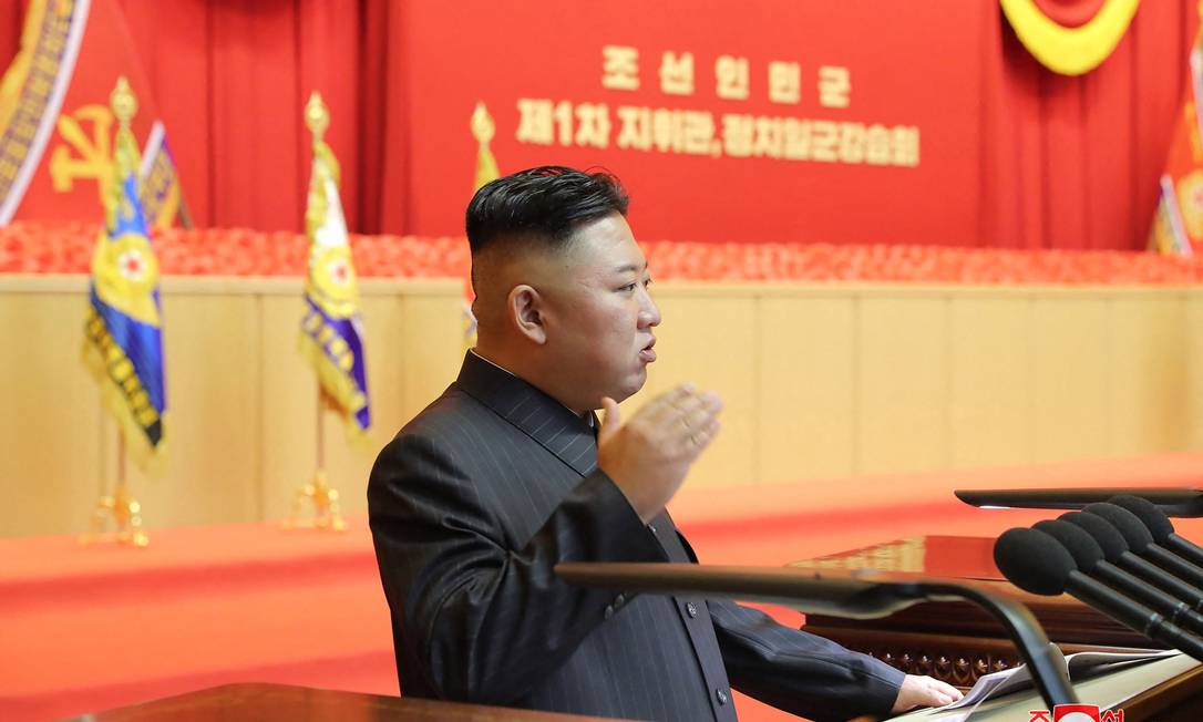 Kim Jong-un discursa em encontro de comandantes e líderes políticos do Exército Popular da Coreia Foto: STR / AFP