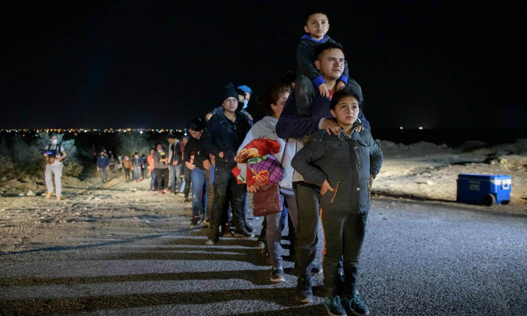 Família de imigrantes aguarda processamento após ser detida enquanto tentava cruzar o Rio Grande perto da cidade fronteiriça de Roma Foto: ED JONES / AFP/27-3-21