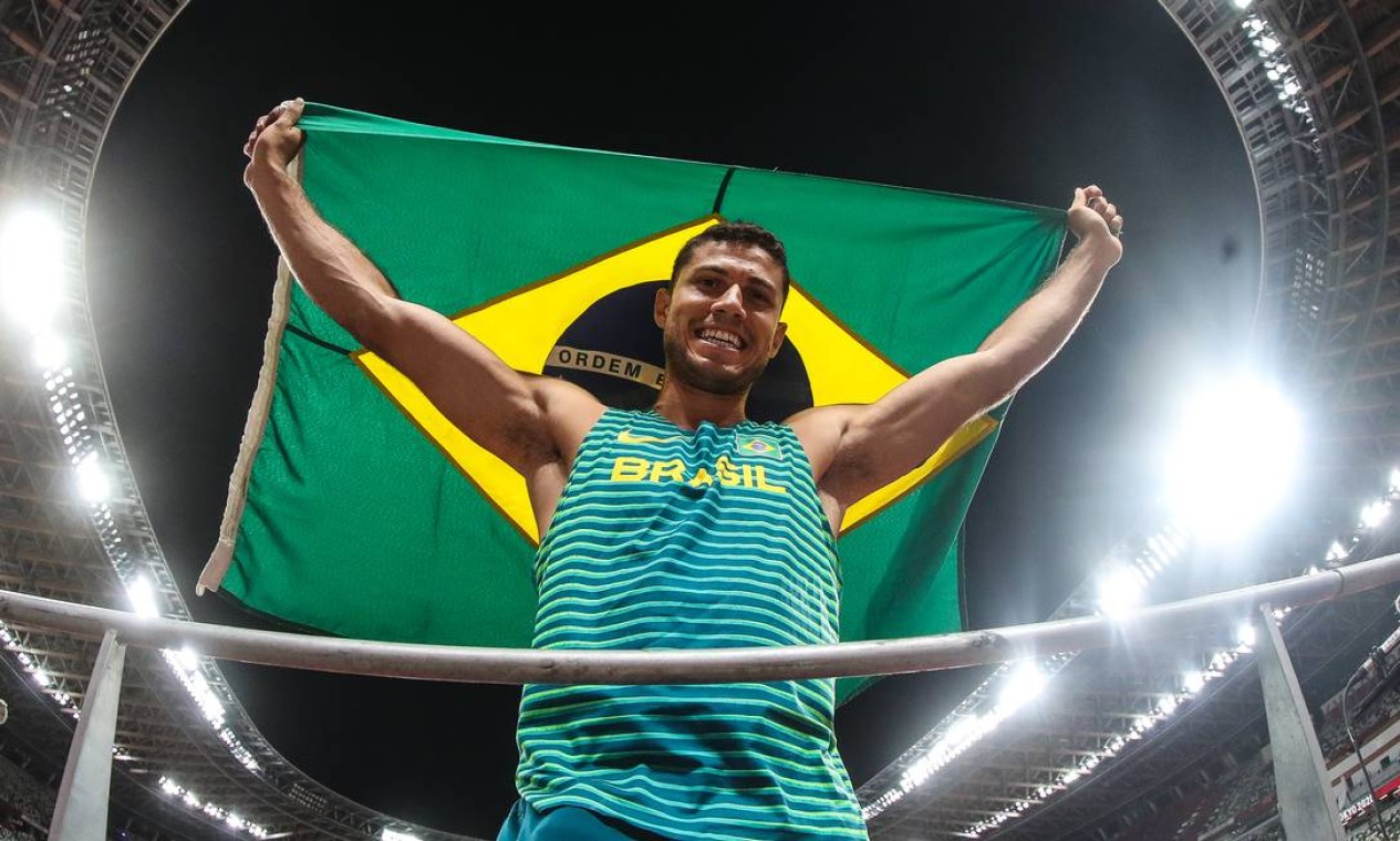 Thiago Braz comemorando a medalha de bronze no salto com vara na Olimpíada de Tóquio Foto: Gaspar Nóbrega/COB