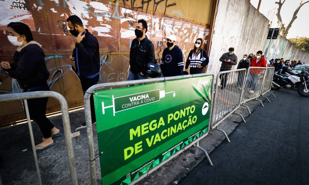 Fila de pessoas aguardando para serem vacinadas contra Covid-19 no Estádio José Liberatti na zona norte de Osasco (SP), em 22 de julho. Foto: Aloisio Mauricio/Fotoarena / Agência O Globo
