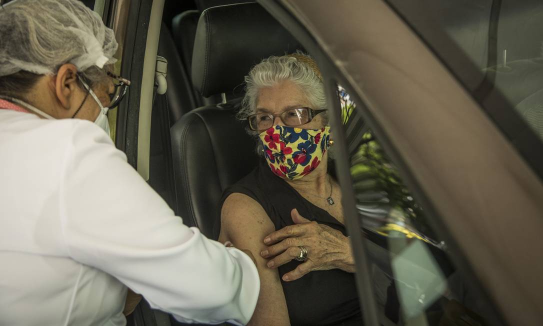 Expectativa é vacinar primeiro quem tem mais de 80 com o reforço Foto: Guito Moreto / Agência O Globo