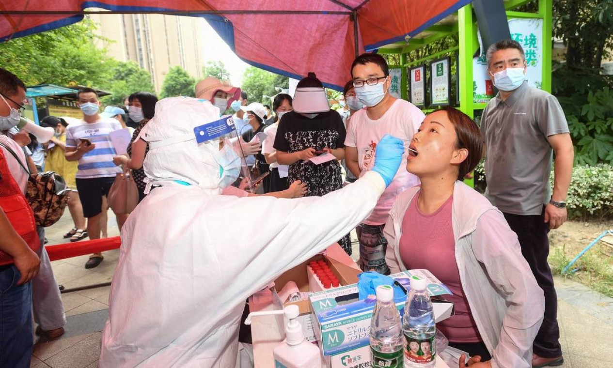 Paciente faz um teste para o novo coronavírus em Wuhan, na província de Hubei, no centro da China Foto: STR / AFP