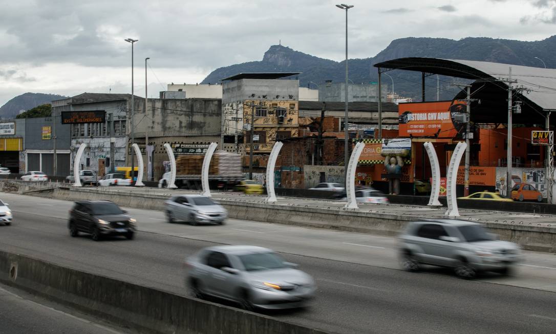 
A Avenida Brasil, onde as obras do BRT se arrastam há anos: plano prevê uma zona franca urbanística na região Foto: Brenno Carvalho / Agência O Globo