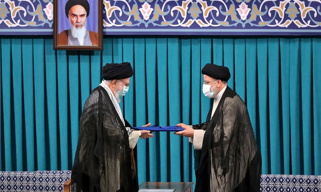 Cerimônia de endosso oficial do líder supremo, aiatolá Ali Khamenei (E), ao novo presidente, Ebrahim Raisi (D), em Teerã Foto: - / AFP
