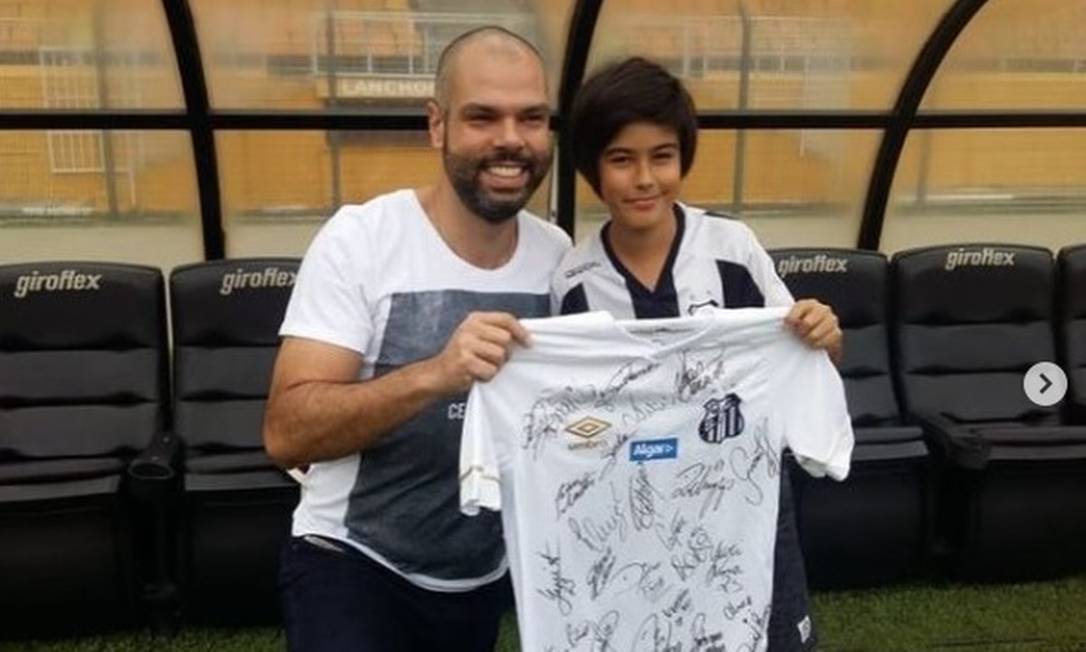 O ex-prefeito de São Paulo, Bruno Covas, e seu filho, Tomás, durante treino do Santos Foto: Reprodução/Instagram